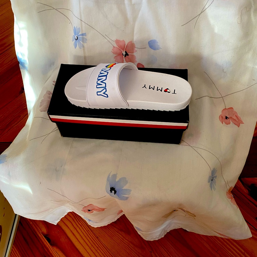 Tommy Hilfiger flip flops new with box